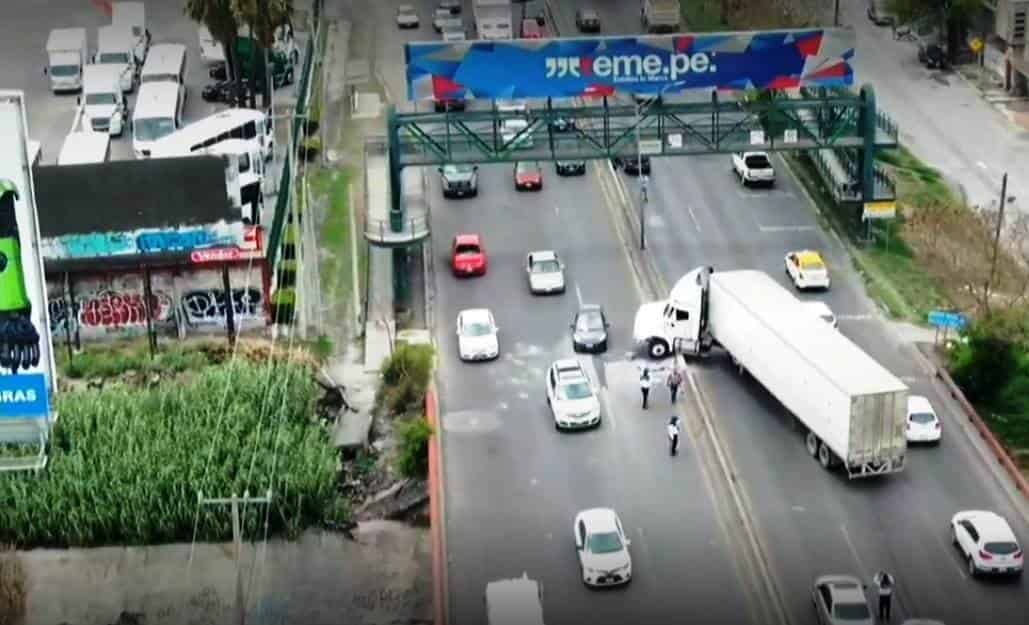 Caos vehicular se registró en San Nicolás, al reportarse el accidente de un tráiler