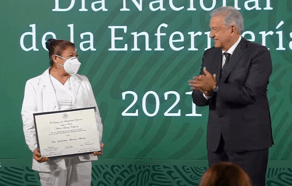AMLO entrega reconocimientos por Día de la Enfermera
