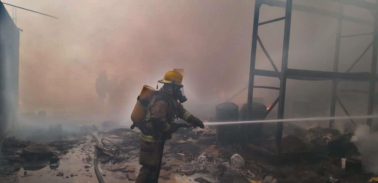 Arde empresa bajo resguardo de la FGR