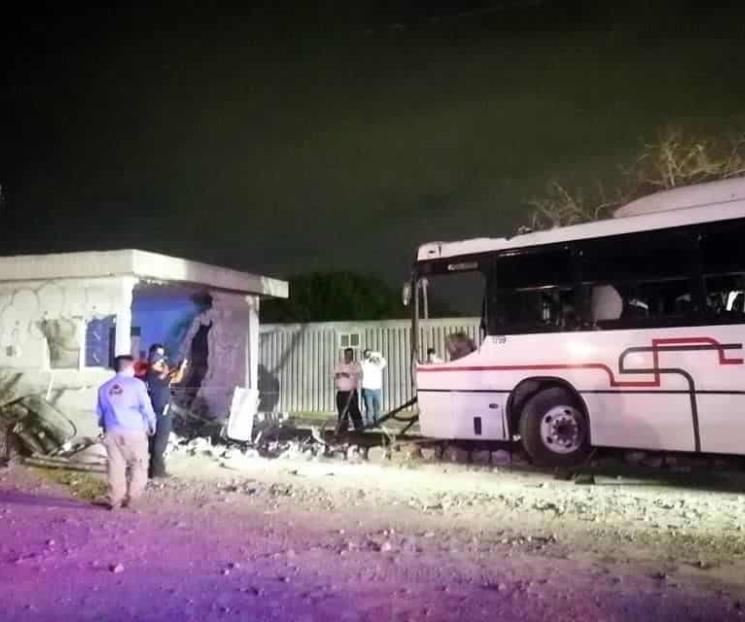 Deja estrellamiento 12 trabajadores heridos