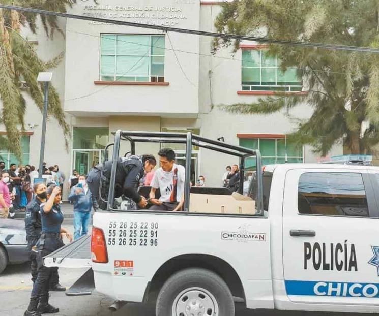 Se enfrentan feministas con policías y vecinos