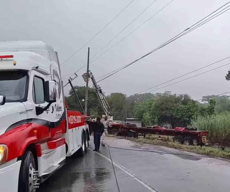 Se impacta tráiler contra postes
