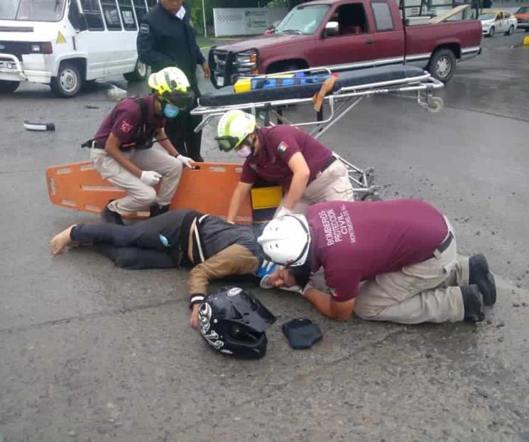 Impacta su moto contra camioneta