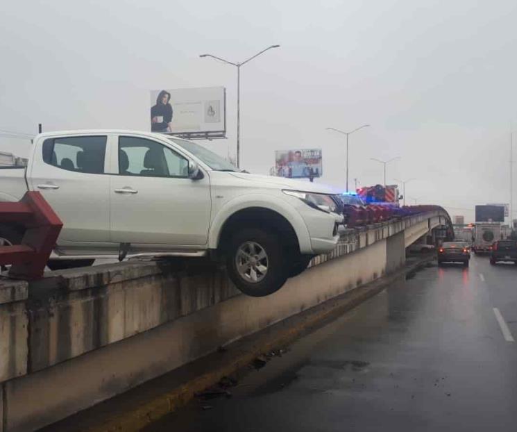 Queda colgando en puente