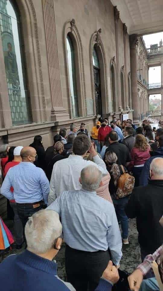 Protestan trabajadores del Estado por adeudos Protestan trabajadores del Estado por adeudos