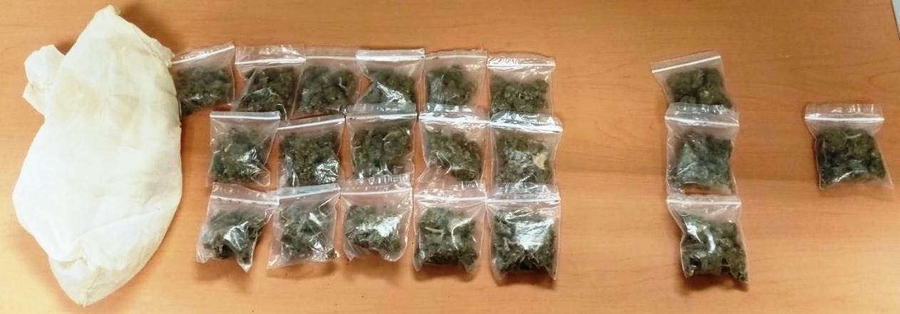 detuvieron a dos hombres en posesión de droga, luego de que fueron sorprendidos cuando intercambiaban bolsas con marihuana
