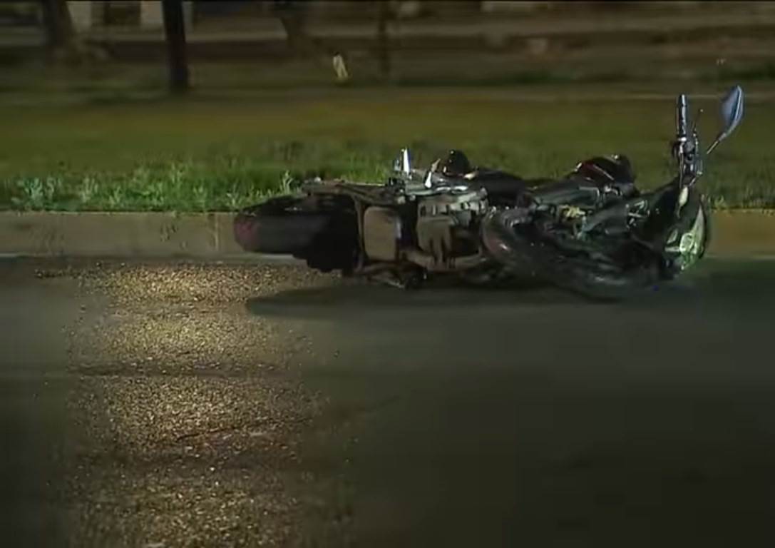 El motociclista perdió la vida al derrapar su máquina
