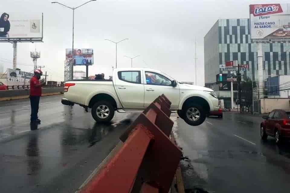 Derrapó y quedaron a punto de desplomarse de un puente