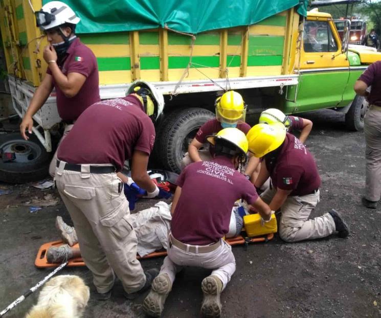 Aplasta camioneta a mecánico y resulta herido