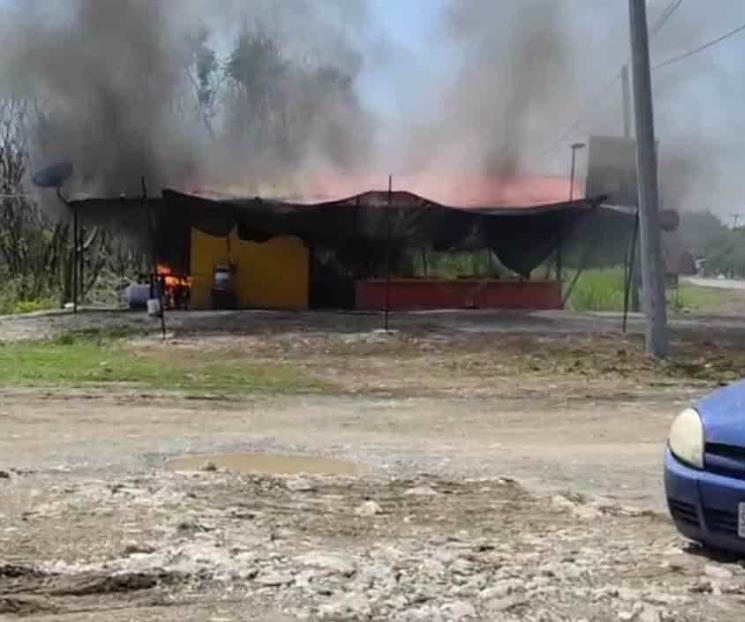 Acaba incendio con restaurante