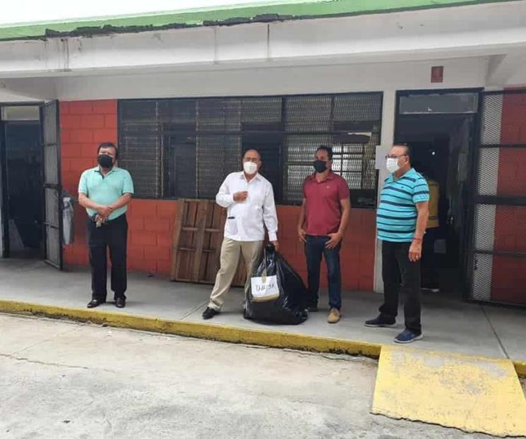 Inician entrega de uniformes en la 21