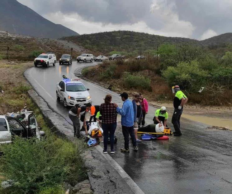 Volcadura en García deja una mujer sin vida