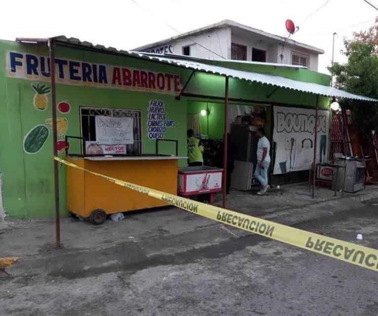 Atacan frutería a balazos