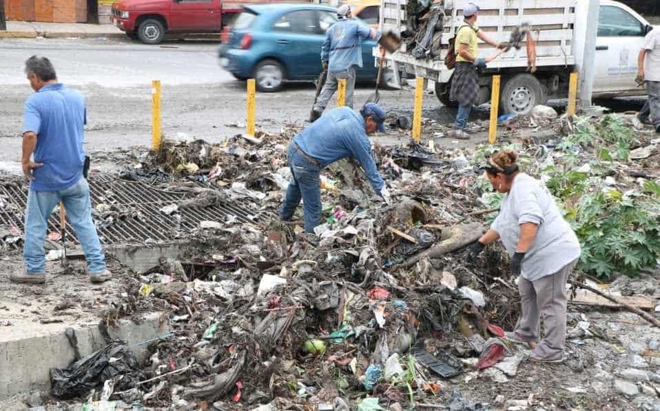 Realizan desazolve de alcantarillas en Monterrey Realizan desazolve de alcantarillas en Monterrey