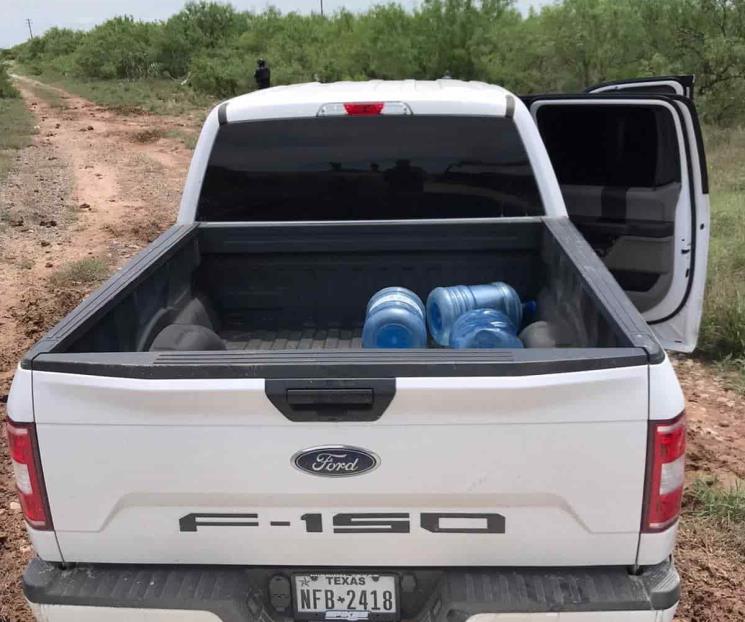 Roban camioneta y se les atasca