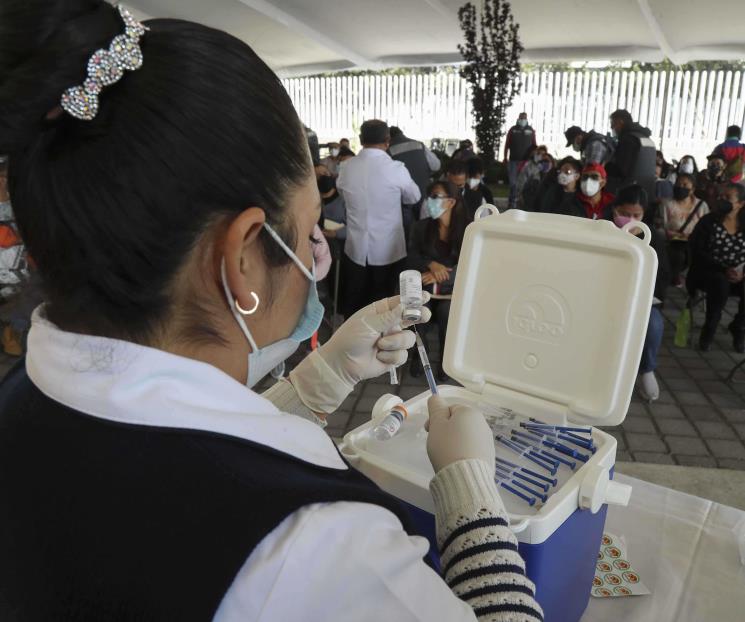 Más de 75 mil trabajadores de sector educativo son vacunados