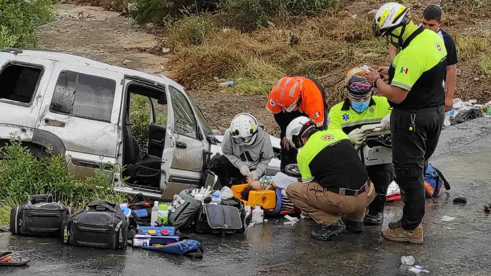 Una persona sin vida y dos lesionadas dejó ayer la volcadura de una camioneta