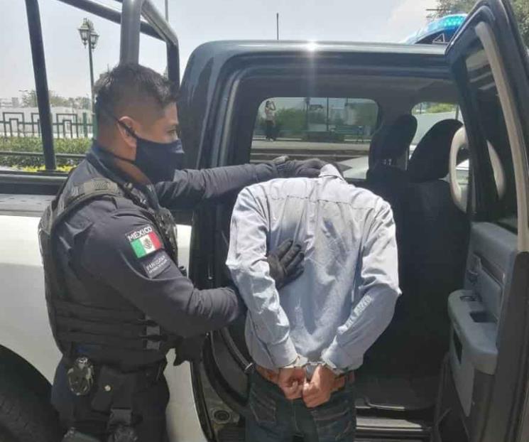 Intenta cambiar cheque falso y lo detienen