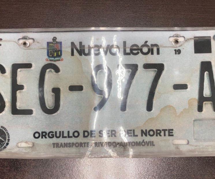 Utiliza placa de papel en su auto
