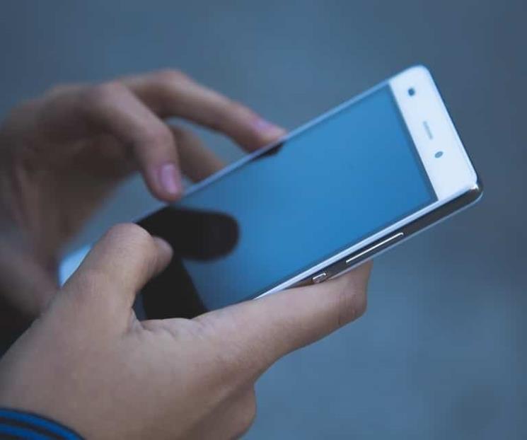 Personas tocan su celular 142 veces al día