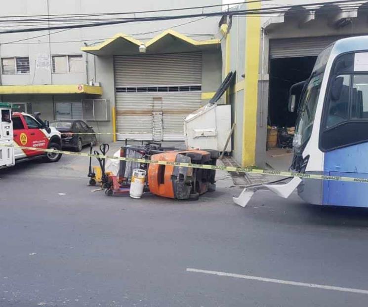 Muere montacarguista aplastado tras choque Muere montacarguista aplastado tras choque