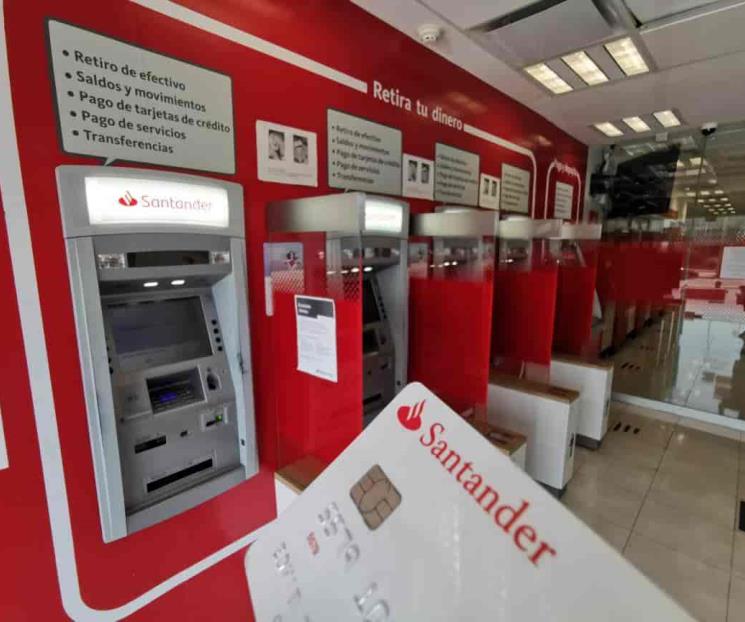 Emiten bancos y tiendas menos tarjetas