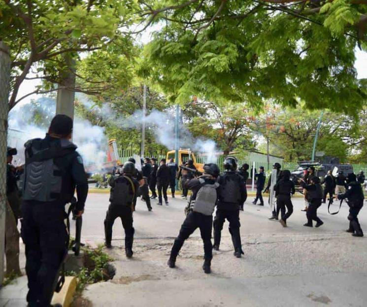 Por tomar caseta, arrestan a decenas de normalistas Por tomar caseta, arrestan a decenas de normalistas