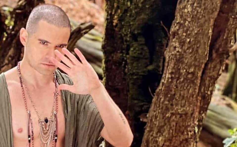 Regresa Eleazar Gómez a redes sociales con sesión de fotos