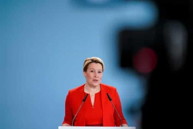 Renuncia ministra alemana por plagio