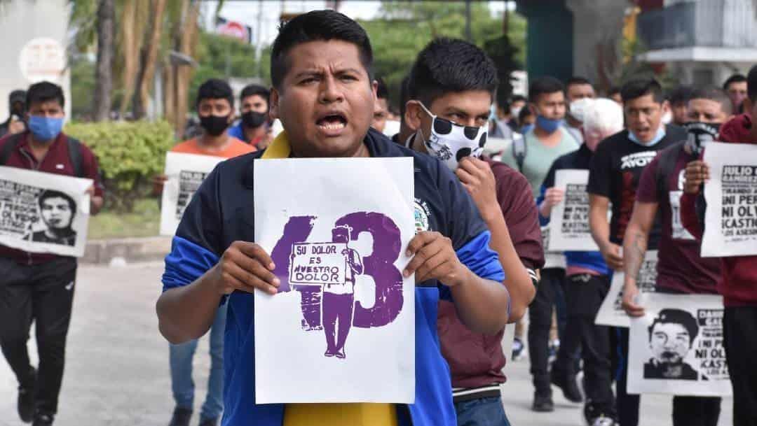 Solicitan detener a 101 por caso de normalistas Solicitan detener a 101 por caso de normalistas