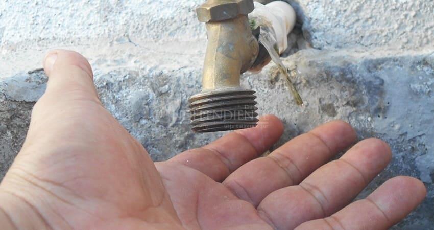 Cortan agua en 94 colonias de SC