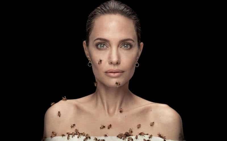 Angelina Jolie posa cubierta por un enjambre Angelina Jolie posa cubierta por un enjambre