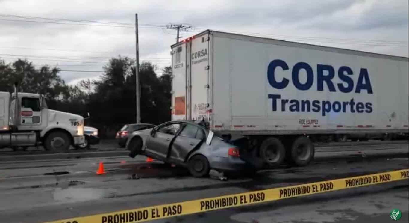 Dos matrimonios jóvenes murieron al estrellar su automóvil contra un tráiler