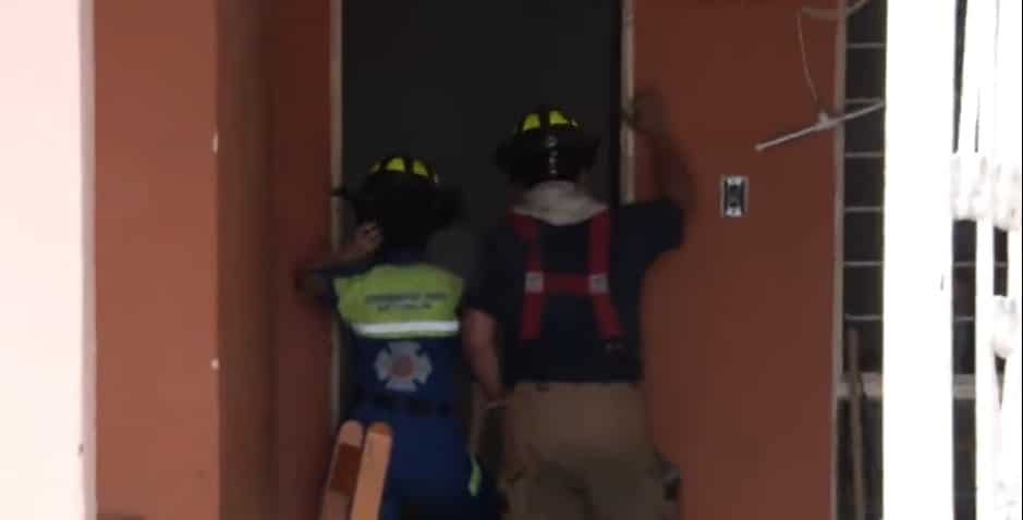 Una veladora que cayó sobre un montón de ropa, ocasionó un incendio