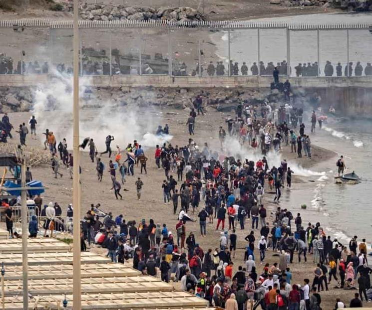 Se enfrentan migrantes contra policía al llegar a Ceuta Se enfrentan migrantes contra policía al llegar a Ceuta