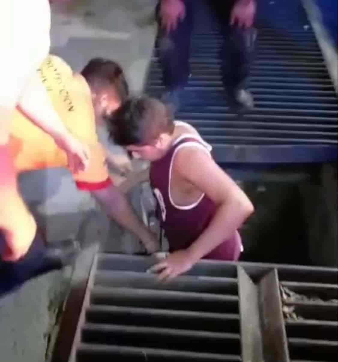 Un hombre fue rescatado tras quedar atrapado al interior del alcantarillado profundo
