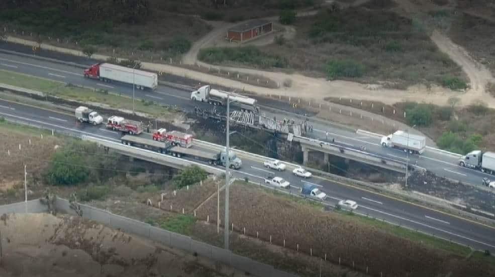 Arde tráiler cargado con climas industriales