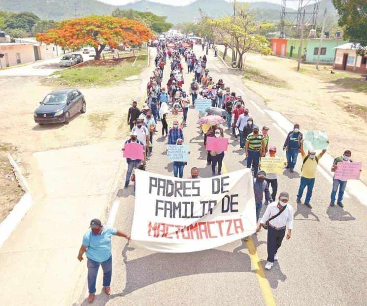 Piden mesa de diálogo padres de 93 normalistas