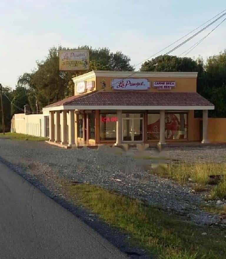 Dos hombres robaron la caja fuerte de un establecimiento especializado en dulces regionales y carne seca,