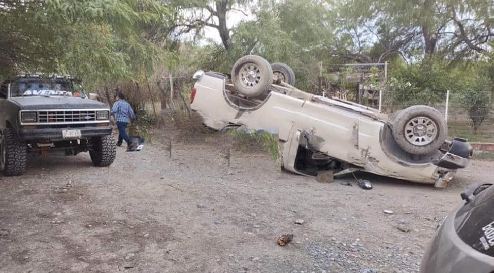 Vuelca camioneta en Linares