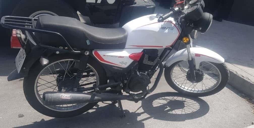 Encuentran moto con placas colgadas