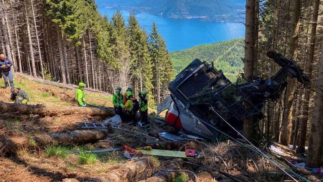 Mueren 14 personas al colapsar teleférico en Italia