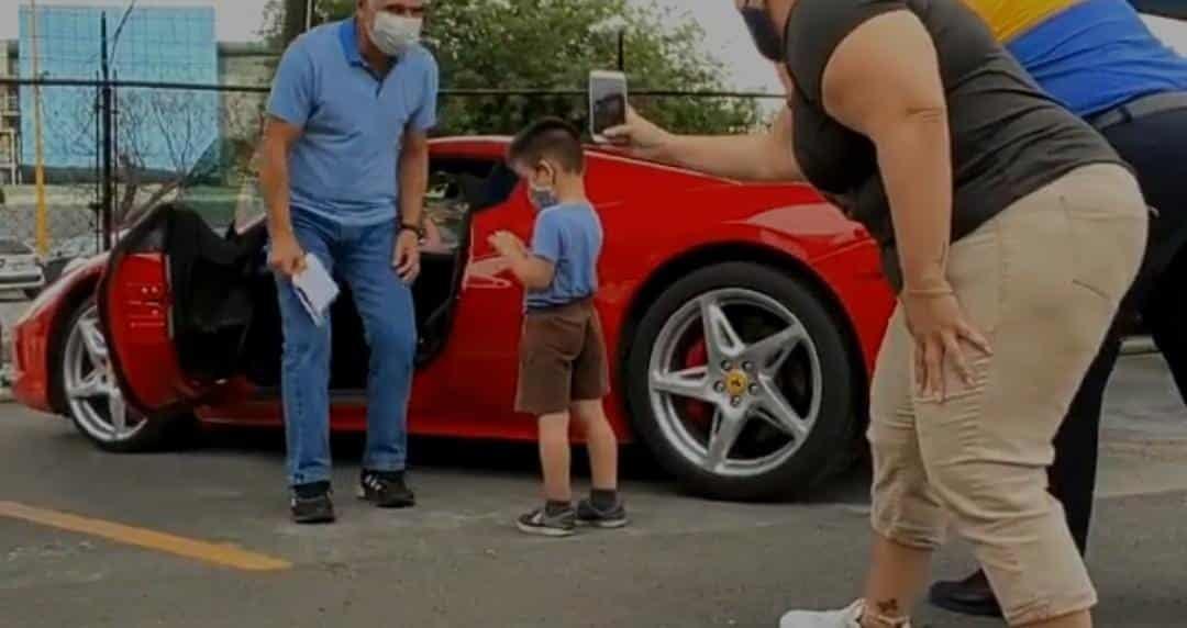 Regala Tuca a niño medalla de título de final regia