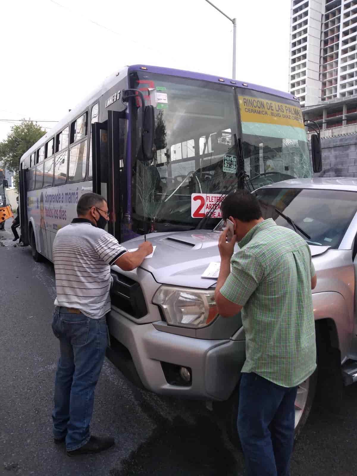 Después de que iban jugando carreritas, dos unidades del transporte urbano chocaron