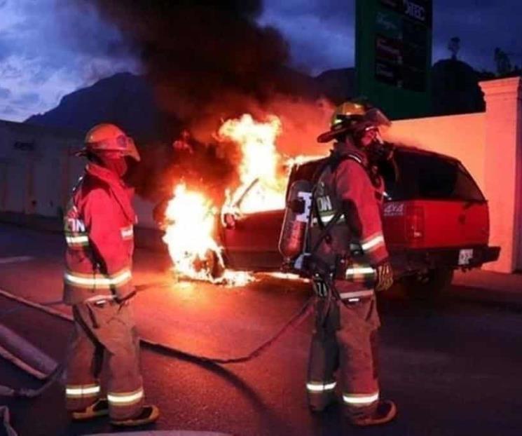 Arde camioneta en Santiago