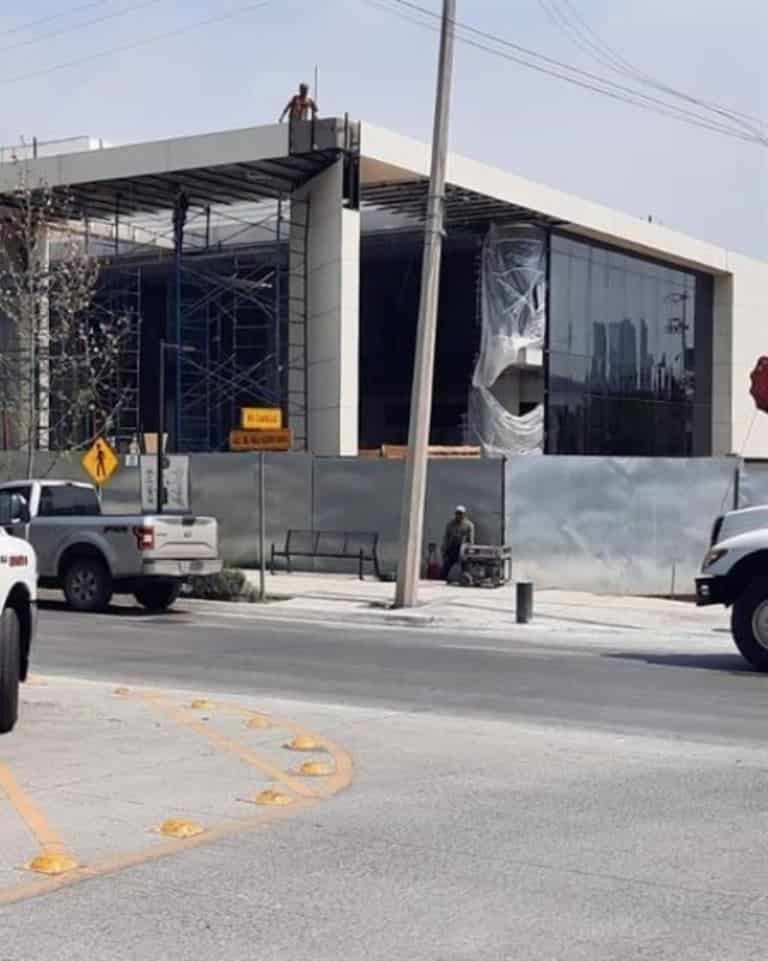Un hombre se encuentra en estado grave, después de desplomarse de una escalera
