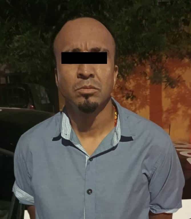 Le encontraron un envoltorio de hierba verde con las características a la marihuana