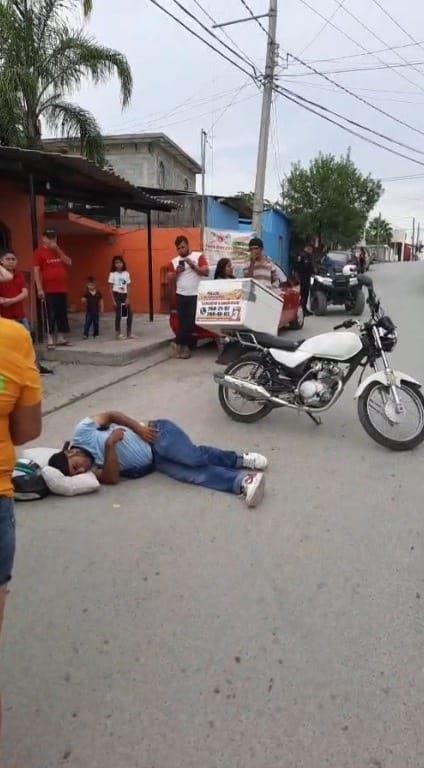 Cae de moto repartidor de pollos