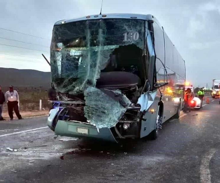 Muere chofer de autobús tras choque en Galeana Muere chofer de autobús tras choque en Galeana