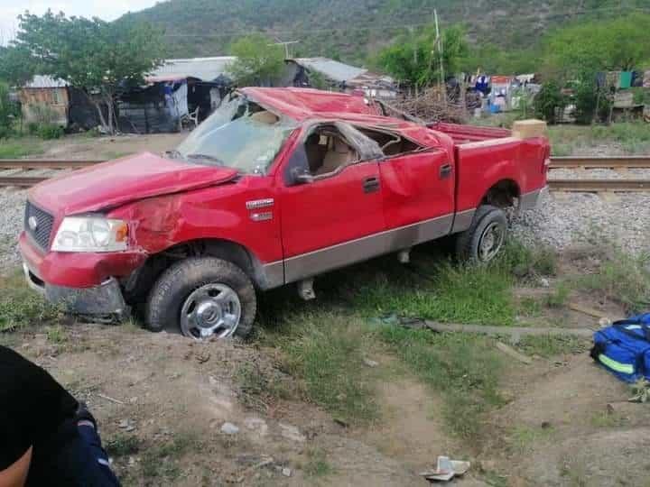 Vuelca camioneta en Montemorelos Vuelca camioneta en Montemorelos